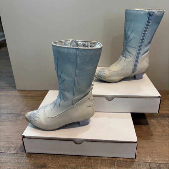 Frozen, Queen Elsa, complete dress up kit! Dress plays 2 songs, wand lights up! - Picture 9 of 12